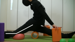 クラシックバレエ講師の人工股関節設置後のストレッチ画像